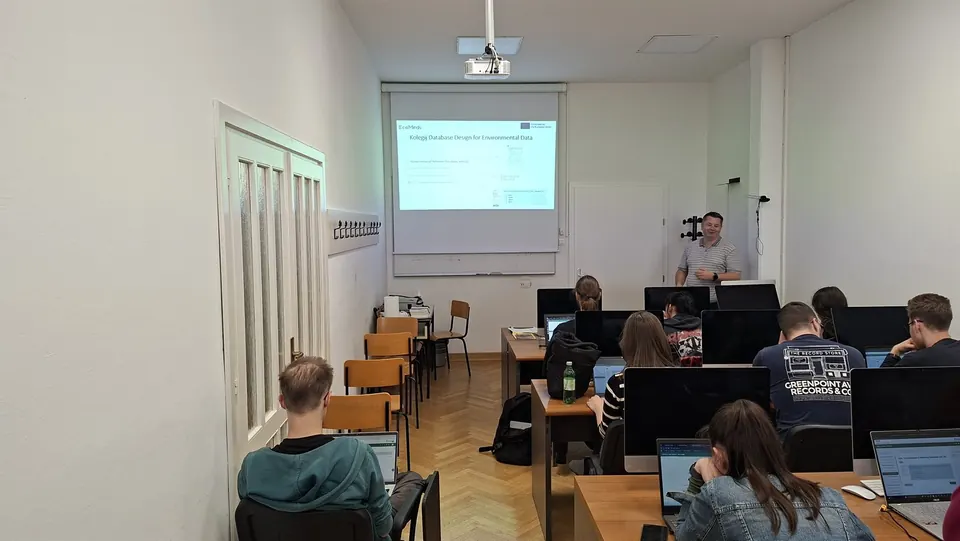 Students and a lecturer during an EcoMinds course session